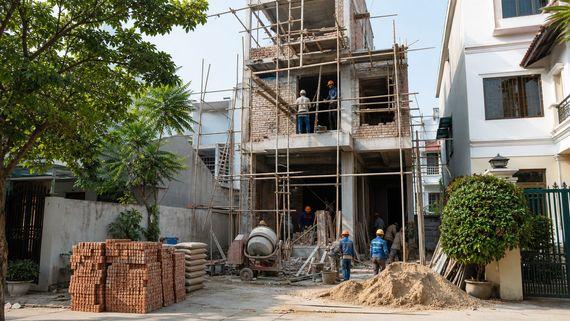 Thi công phần thô và hoàn thiện nhà ở trọn gói: kiểm soát chất lượng từ móng đến bàn giao