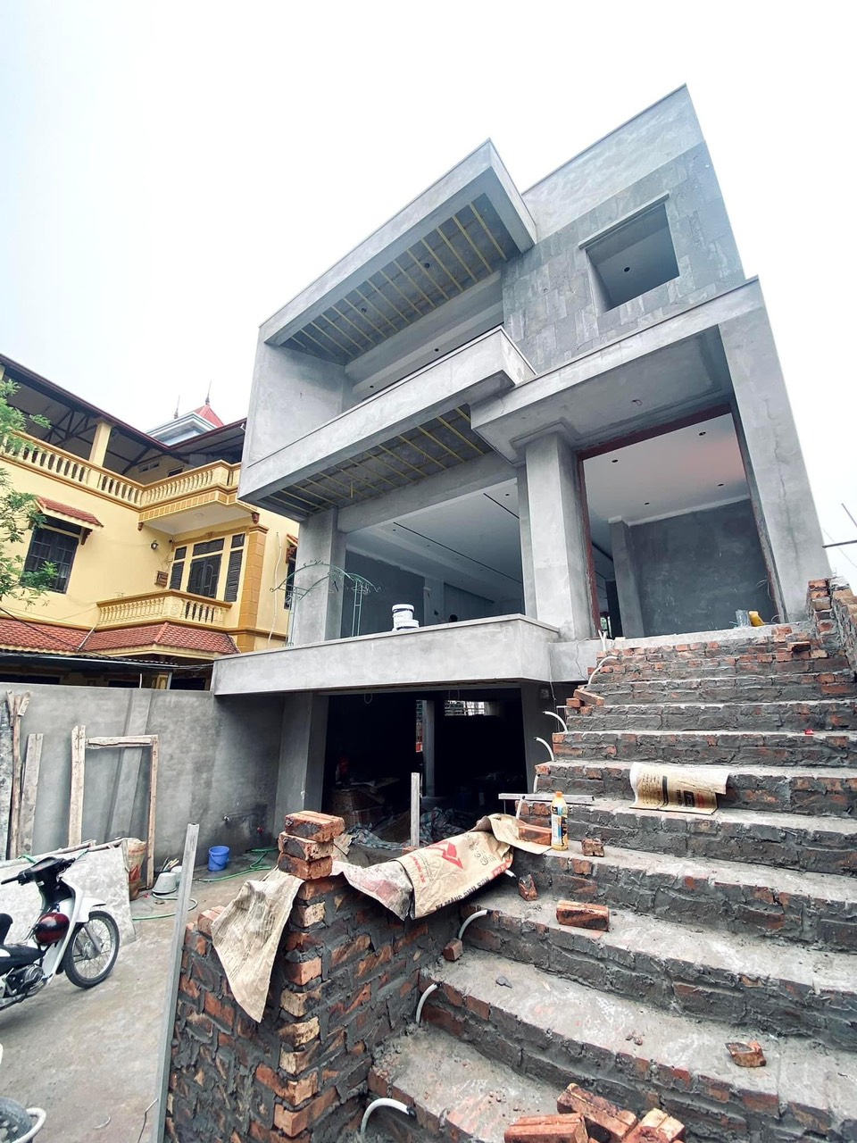 Thi công xây dựng — Hoàng Kiến